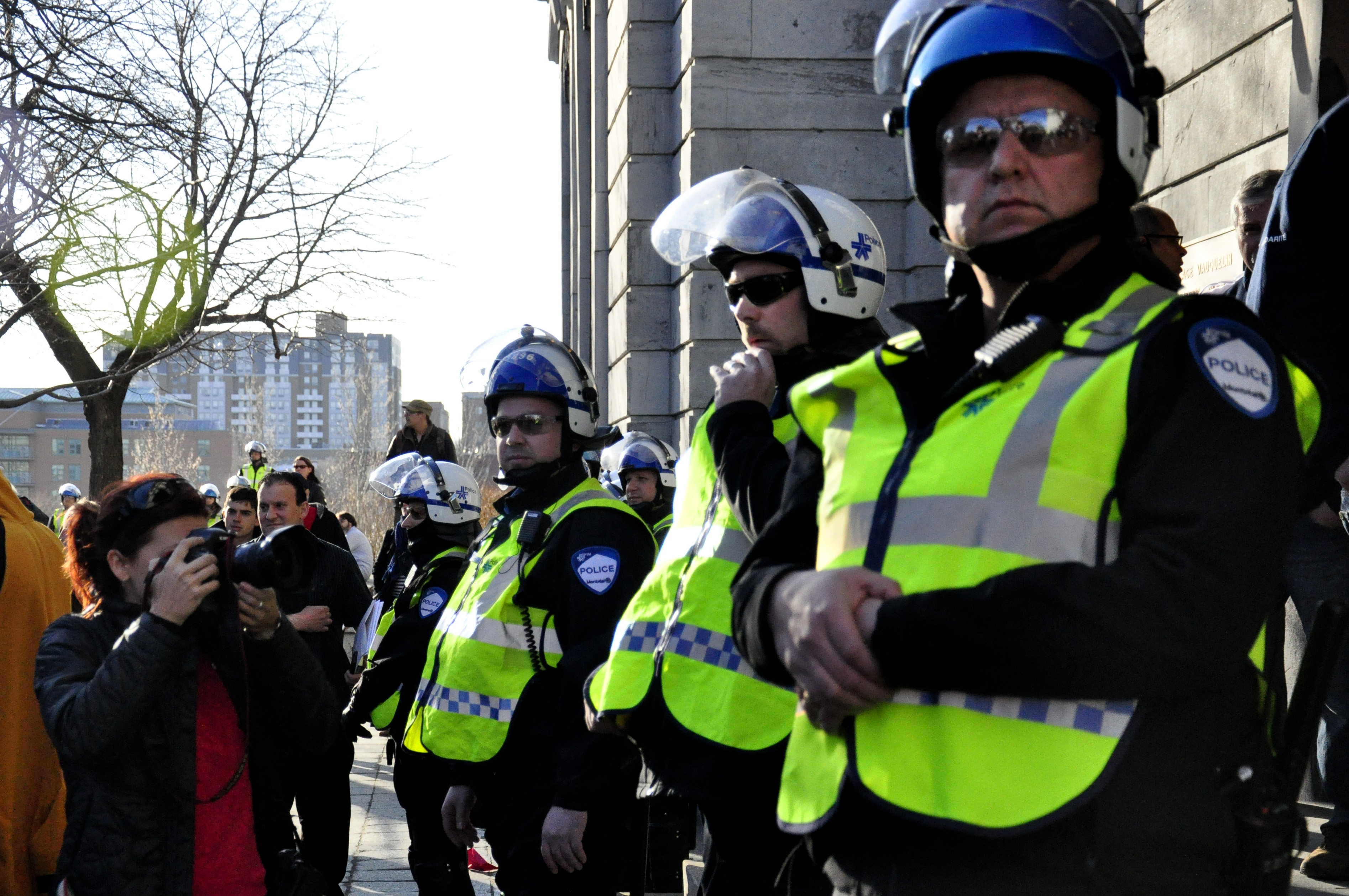 Plein feux sur le traitement musclé des journalistes par la police dans le cadre des manifestations au Québec